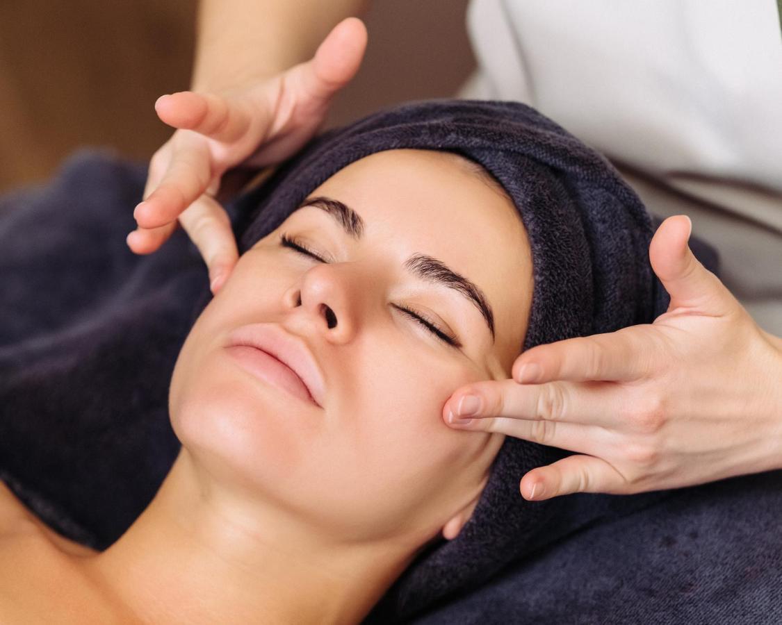 Готель Address Стамбул Екстер'єр фото A woman receiving a facial massage