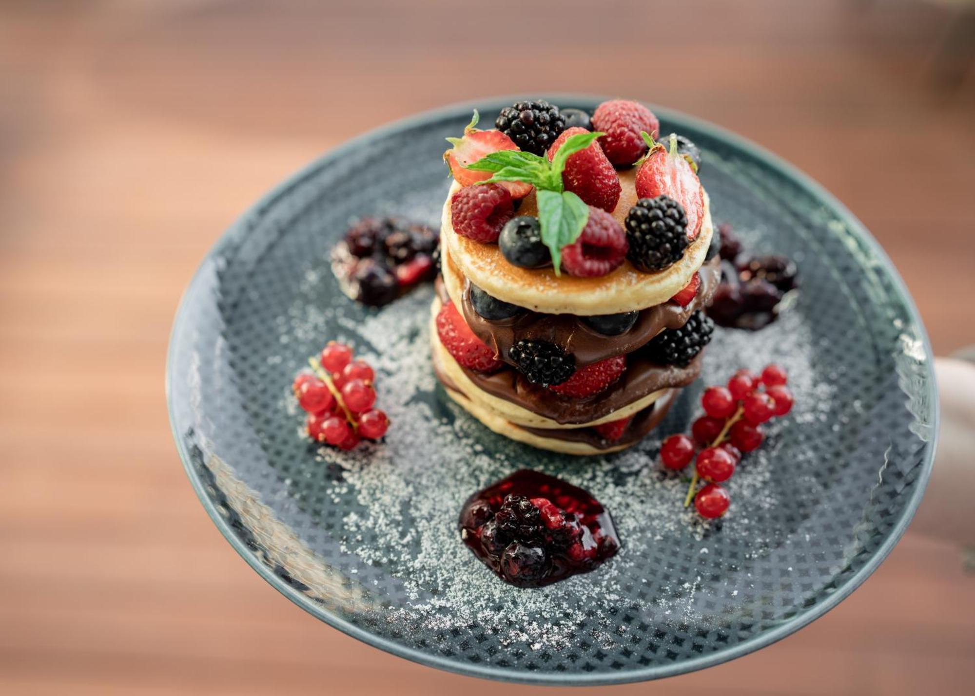 Готель Address Стамбул Екстер'єр фото A stack of pancakes with fruit