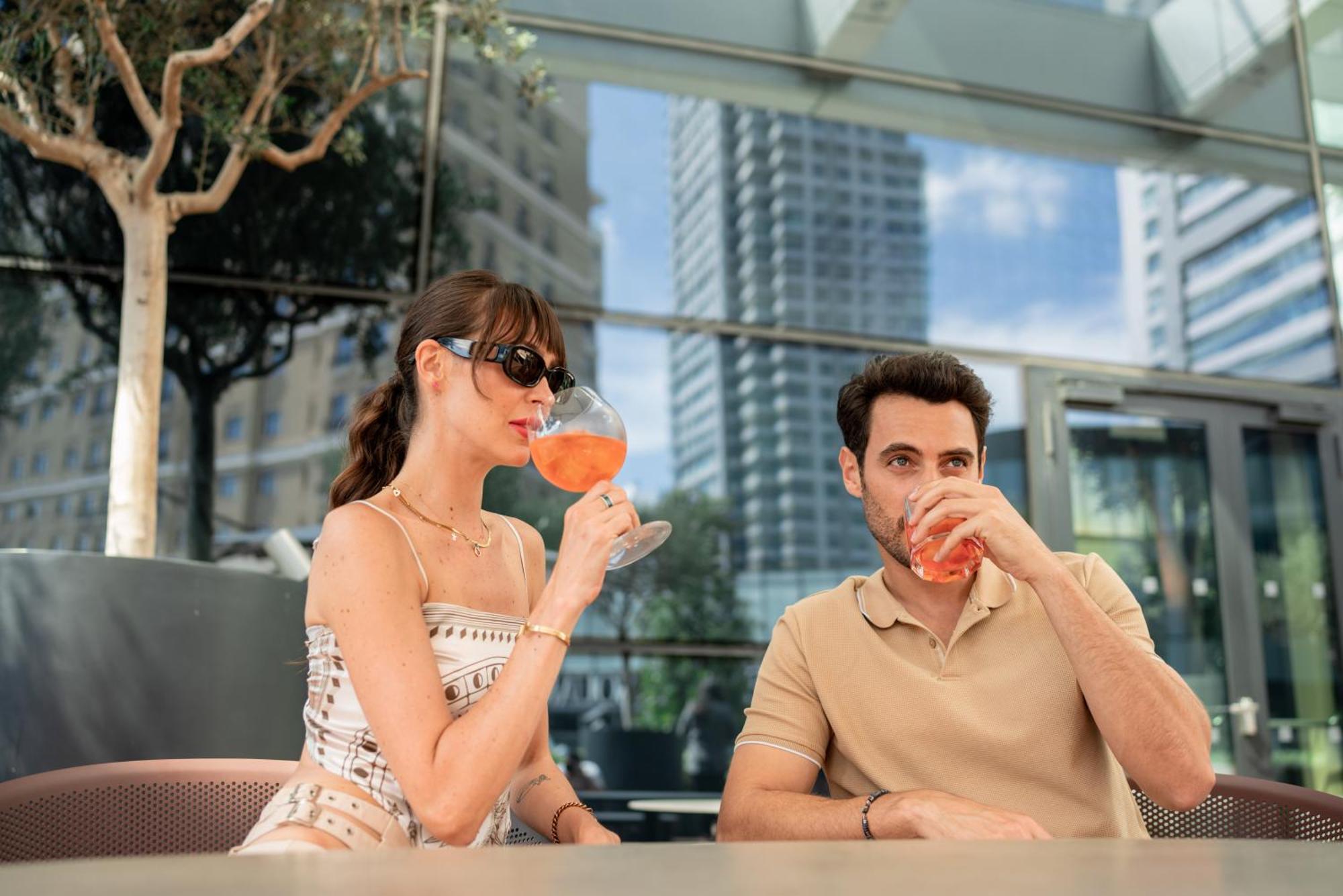 Готель Address Стамбул Екстер'єр фото A couple drinking Aperol Spritz